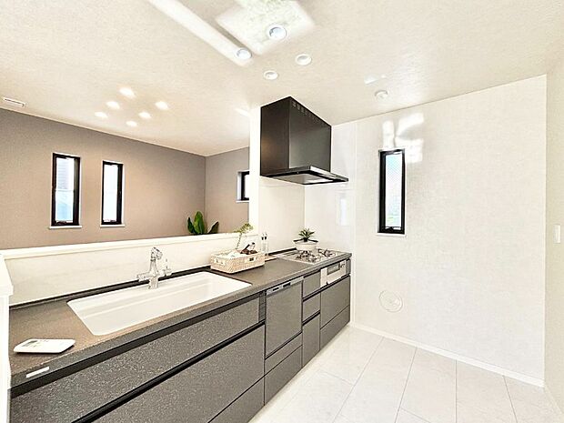 【ダイニングキッチン】リビングで遊ぶお子様を見守りながらお料理ができる対面キッチン。  