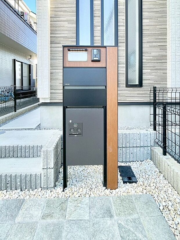 【その他現地】表札・インターホン・ポスト・宅配ＢＯＸをひとつに集約。エントランスになじむシンプルデザイン。