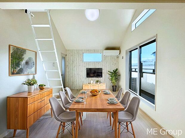 【リビング】ご家族の賑やかな話し声で包まれる明るいリビング  ※家具はCGです