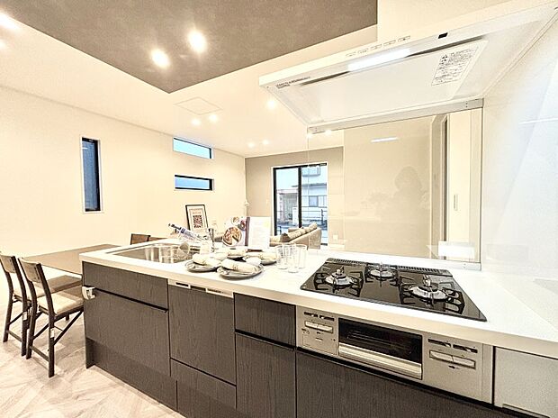 【ダイニングキッチン】料理をしながらでもご家族との会話を楽しめる対面キッチン