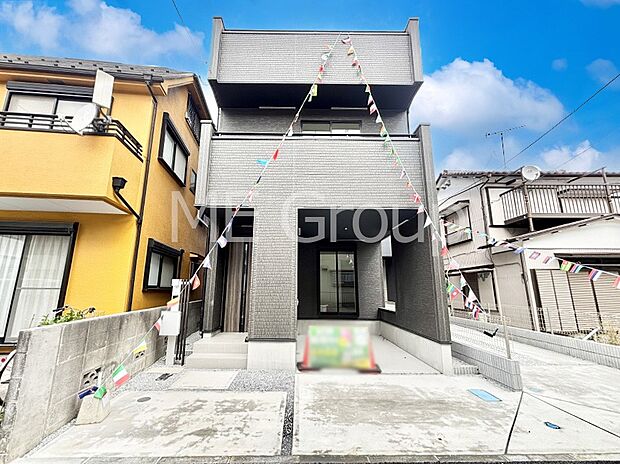 【現地外観写真】堂々完成!たっぷりの陽光と開放感に包まれる明るい住まい。