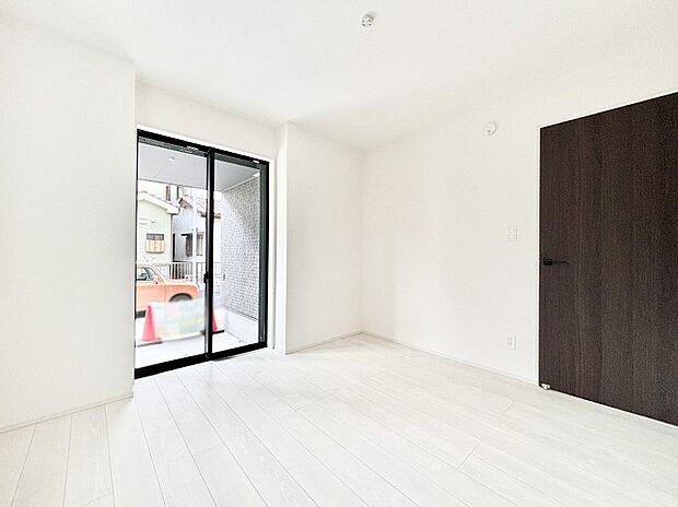 【子供部屋】窓からのやさしい光が心地よいプライベートルーム