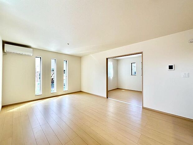 【ダイニング】隣接の洋室を開放すればさらに広々空間に  