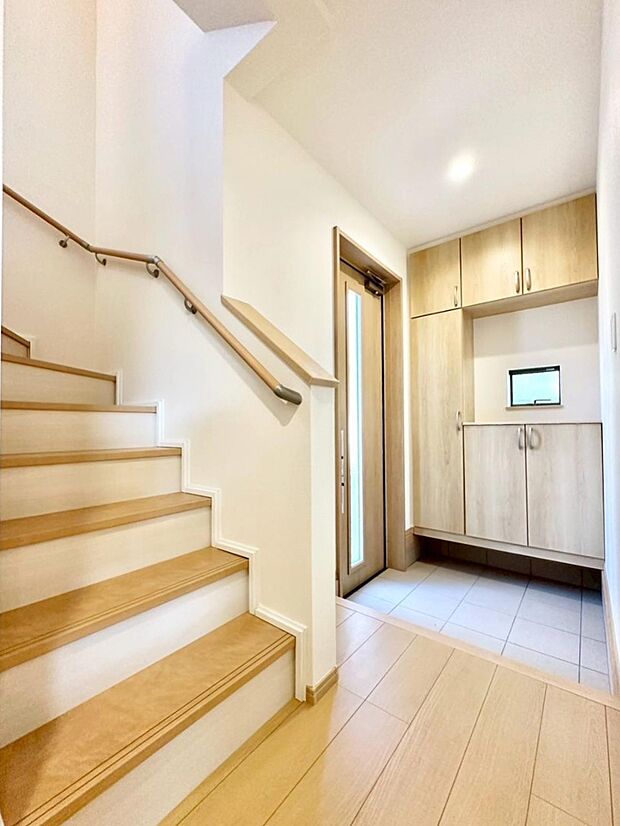 【その他内観】階段は手すり付きなので小さなお子さまやご高齢の方も安心です  