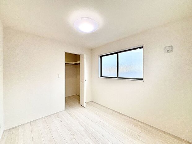 【子供部屋】窓からのやさしい光が心地よいプライベートルーム