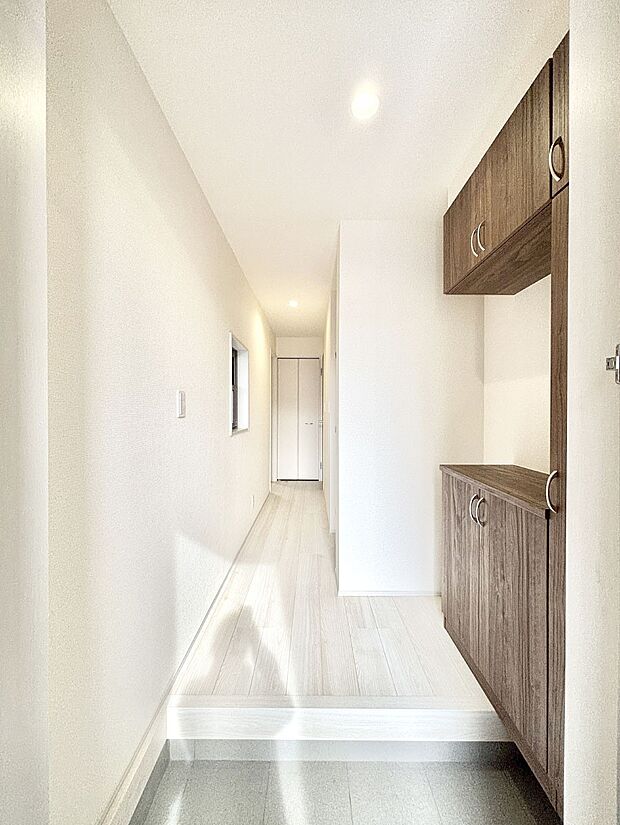 【玄関】家族の帰宅やお客様をあたたかく迎える玄関  