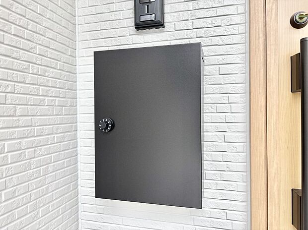 【その他現地】シンプルデザインのポスト。