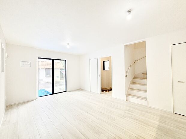 【ダイニング】「ただいま」「おかえり」家族とのコミュニケーションが深まるリビングイン階段があります。 