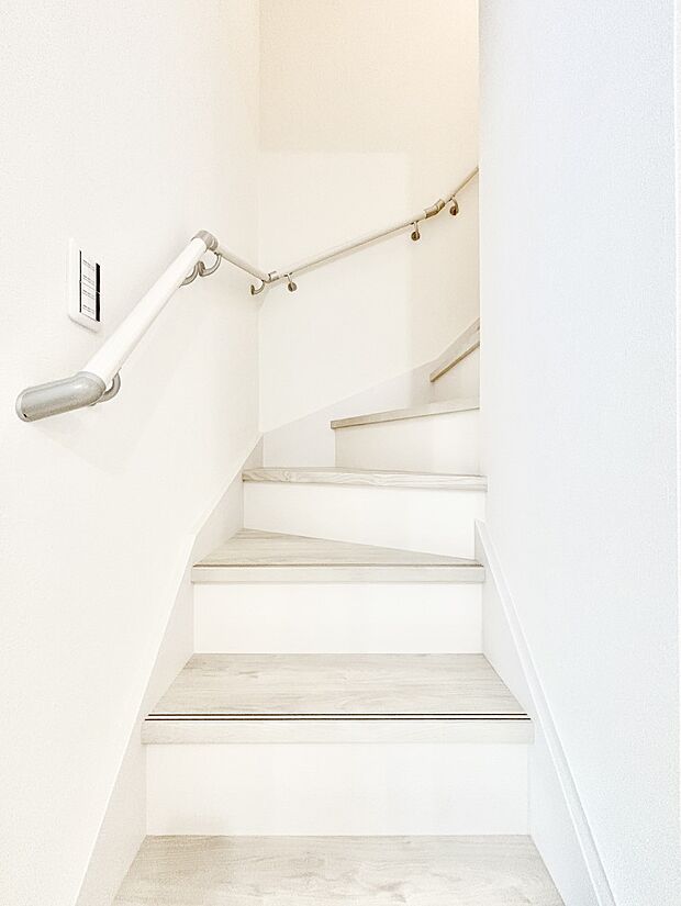 【その他内観】安全性を考慮し階段には手すりを設置しています