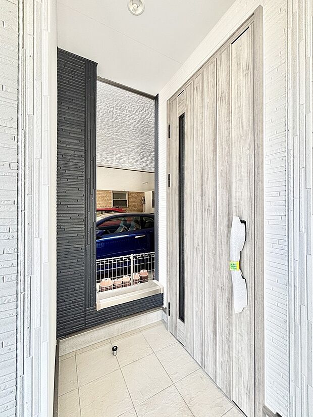 【玄関】大切な家族、来客を出迎える玄関。