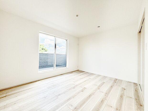 【子供部屋】バルコニーからのやさしい光が心地よいプライベートルーム  