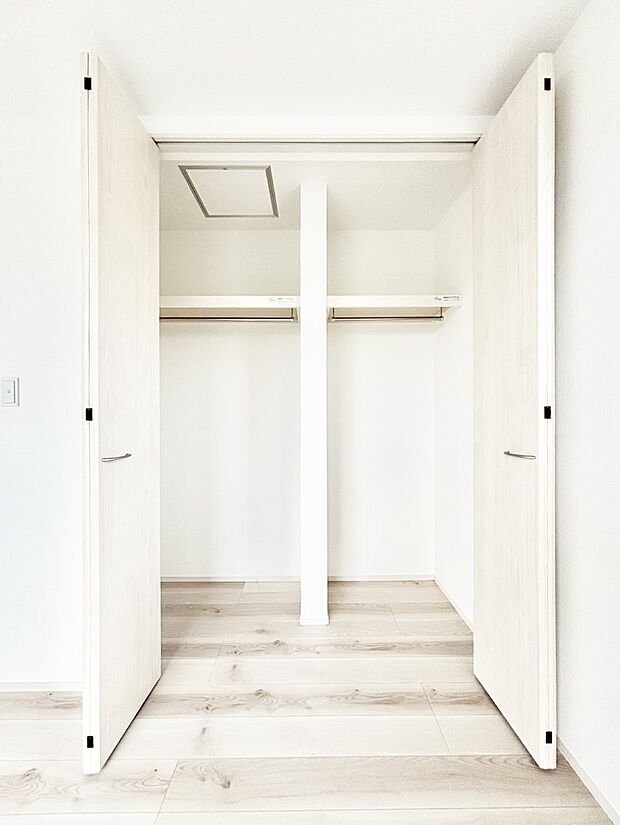 【収納】洋室のクローゼット。奥行きがあるので厚手の衣類もすっきり収まります。