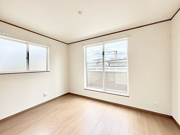 【寝室】明るいバルコニーサイドに洋室を設置。目覚めの良い寝室に。   