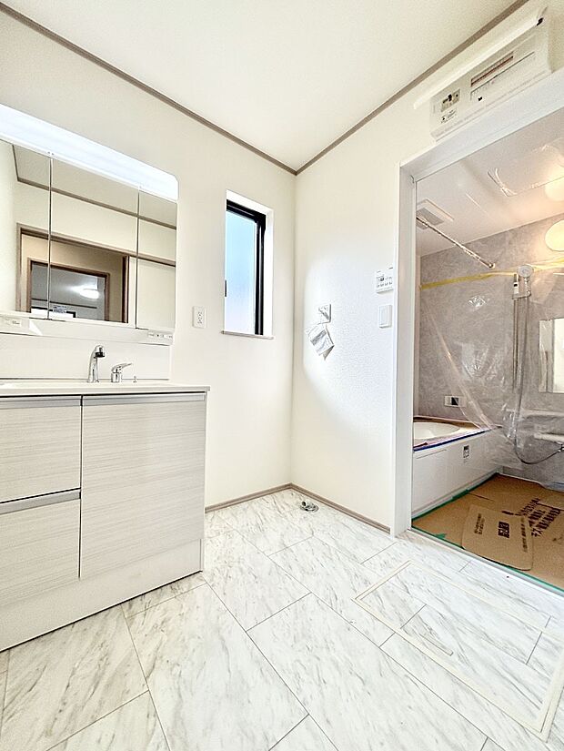 【脱衣場】清潔感のある快適空間です。毎日の身支度も気持ち良くお使い頂けます。 