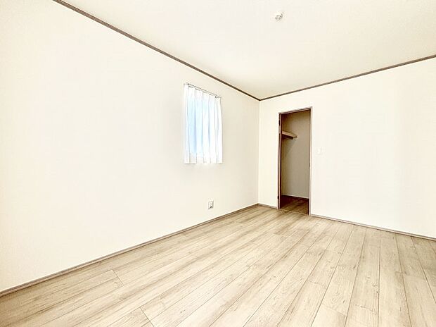 【寝室】収納が充実しているので居住スペースを広々使えます  