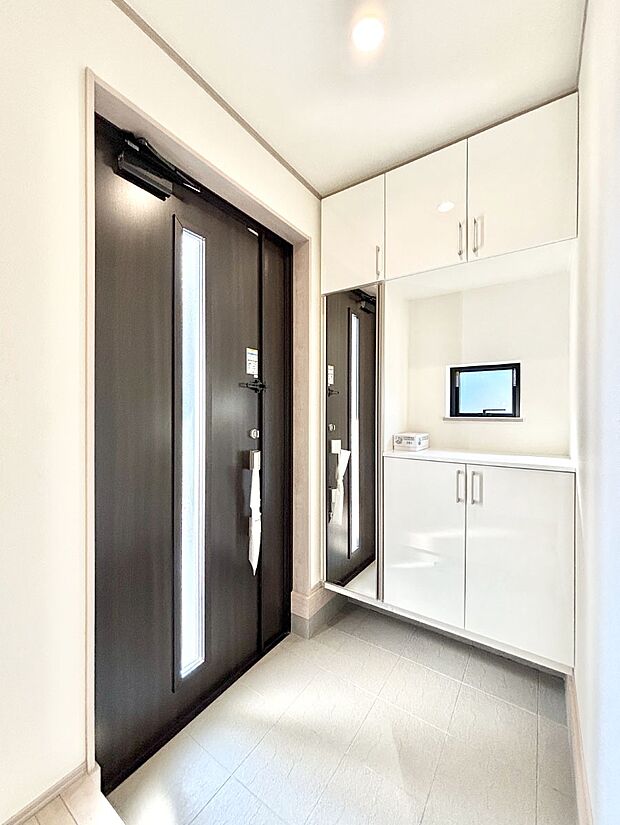 【玄関】明るい玄関はお客様をお出迎えするのにぴったりです！