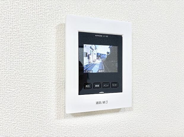 【TVモニター付きインターフォン】訪問者が一目でわかる安心のＴＶモニター付きインターホン。 
