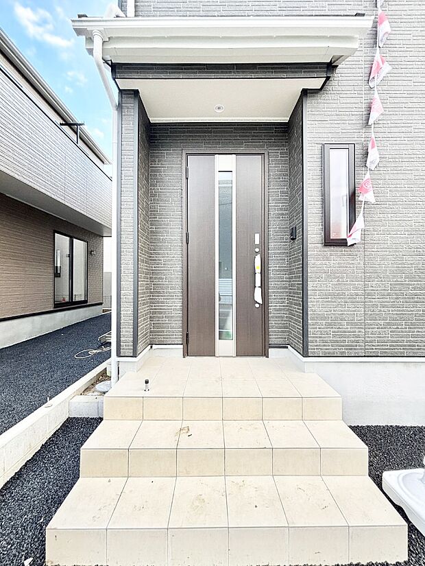 【玄関】玄関前は雨が降っても濡れにくい屋根付き