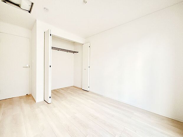 【洋室】使いやすい形でベットや家具の置き方にも困ることもありません。 