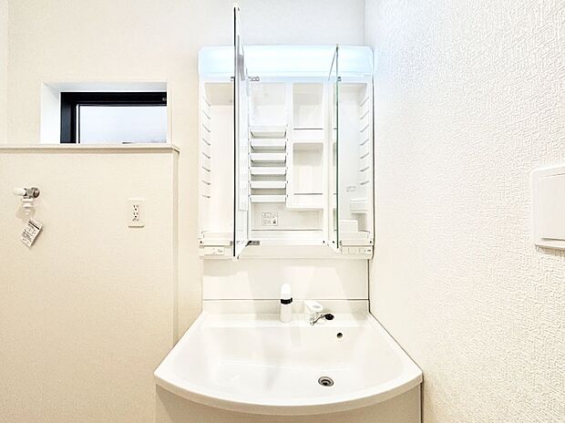 【三面鏡裏収納】三面鏡の裏に、化粧品や衛生用品などを収納可能。洗面台をすっきりと保ちます！