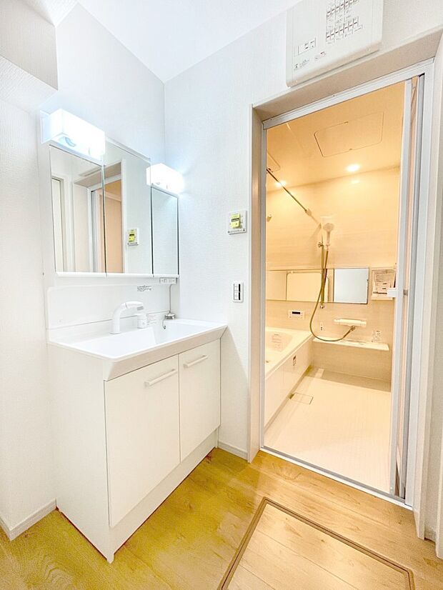 【脱衣場】身支度もスムーズにおこなえる脱衣場。  