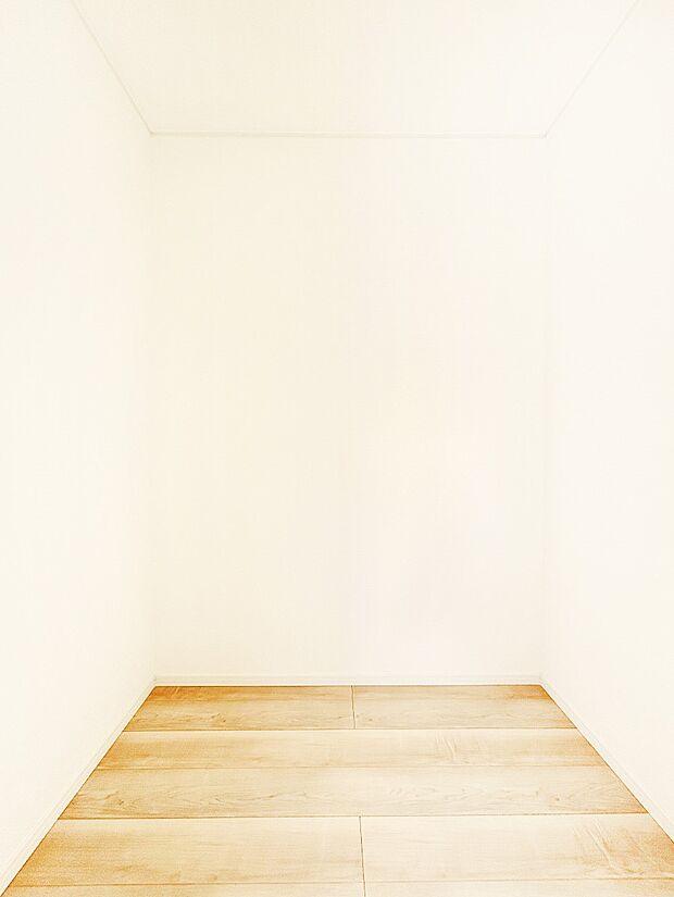 【ウォークインクローゼット】季節の衣類もスッキリ収納！大容量の収納力が魅力的なWIC付きです。