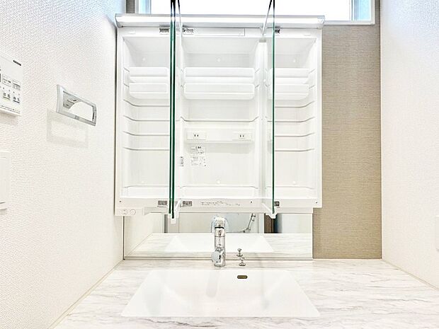 【三面鏡裏収納】三面鏡の裏に、化粧品や衛生用品などを収納可能。洗面台をすっきりと保ちます!