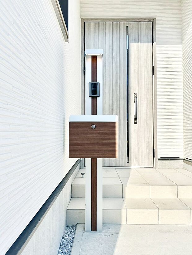 【その他現地】シンプルなデザインのポスト