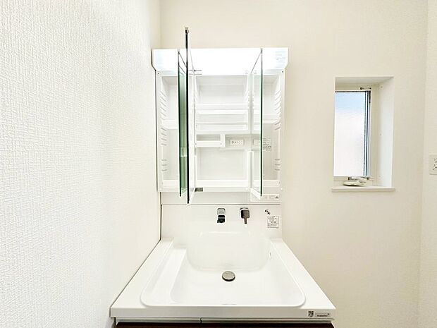 【三面鏡裏収納】三面鏡の裏に、化粧品や衛生用品などを収納可能。洗面台をすっきりと保ちます！