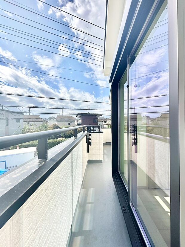 【バルコニー】ゆったりバルコニーだから沢山お洗濯ものを干せます。