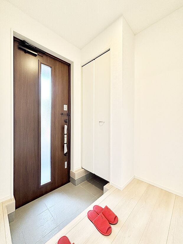 【玄関】ガラススリットの入った玄関ドアが室内に光を届けてくれます