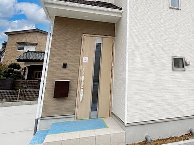 【玄関】大切な家族、来客を出迎える玄関。