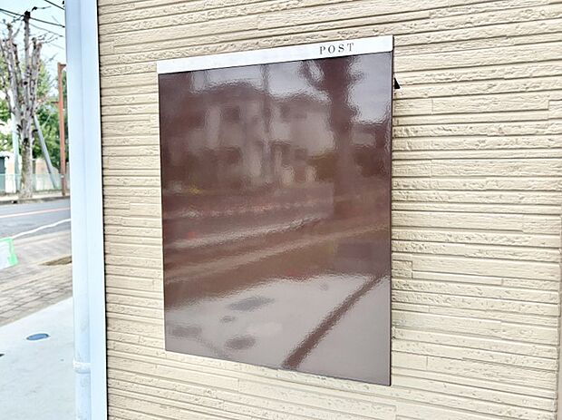 【その他現地】シンプルデザインのポスト。