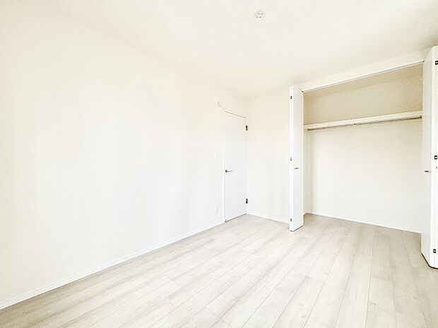 【洋室】使いやすい形でベットや家具の置き方にも困ることもありません。 