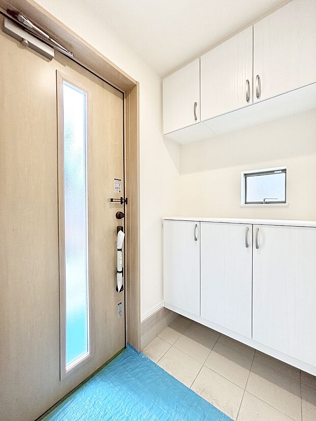 【玄関】飾り棚を利用して、お越しいただくお客様をおもてなしできます。