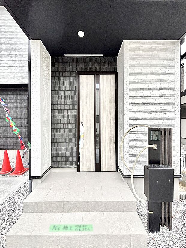 【玄関】大切な家族、来客を出迎える玄関。