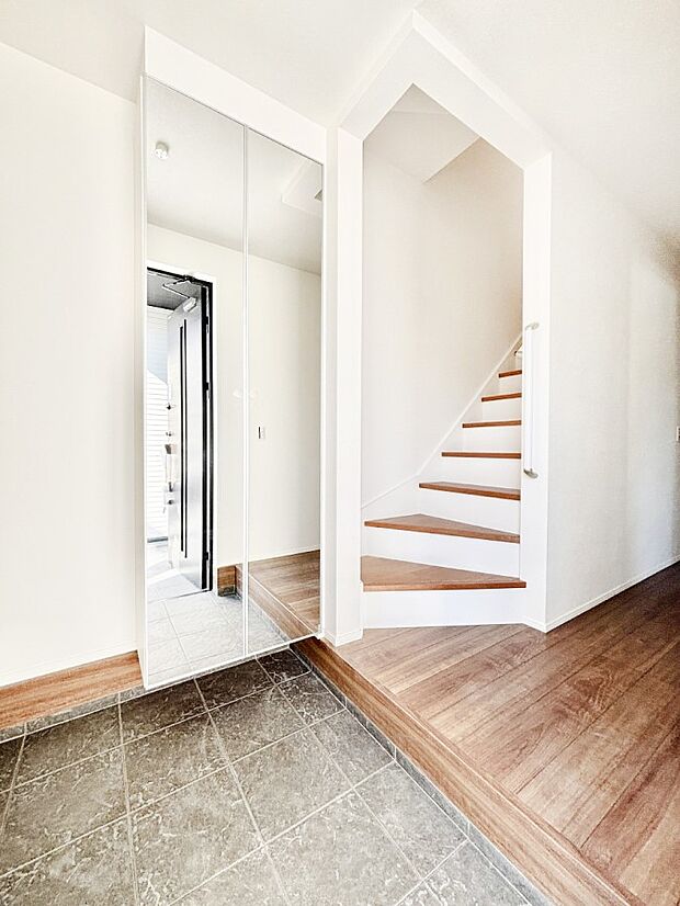 【玄関】家族の帰宅やお客様をあたたかく迎える玄関