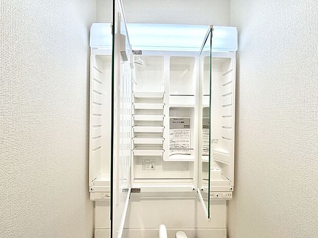 【三面鏡裏収納】三面鏡の裏に、化粧品や衛生用品などを収納可能。洗面台をすっきりと保ちます！