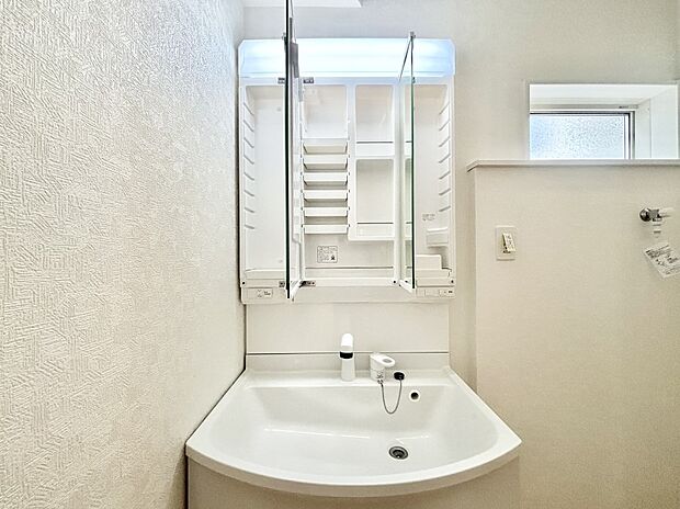 【三面鏡裏収納】三面鏡の裏に、化粧品や衛生用品などを収納可能。洗面台をすっきりと保ちます!