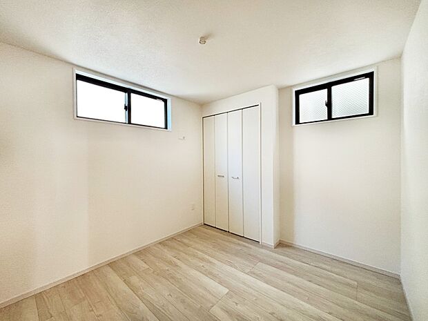 【その他内観】1階の納戸は収納はもちろん、居室としても利用できます。