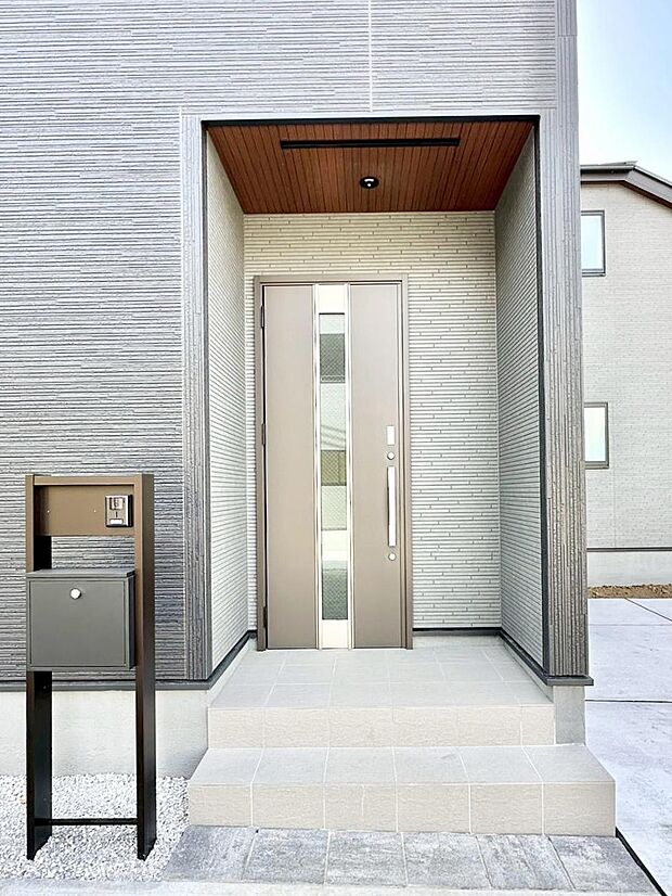 【玄関】大切な家族、来客を出迎える玄関。