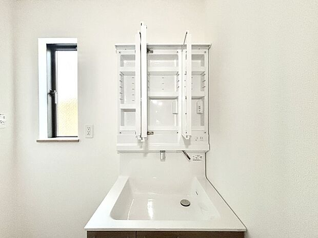 【三面鏡裏収納】三面鏡の裏に、化粧品や衛生用品などを収納可能。洗面台をすっきりと保ちます!