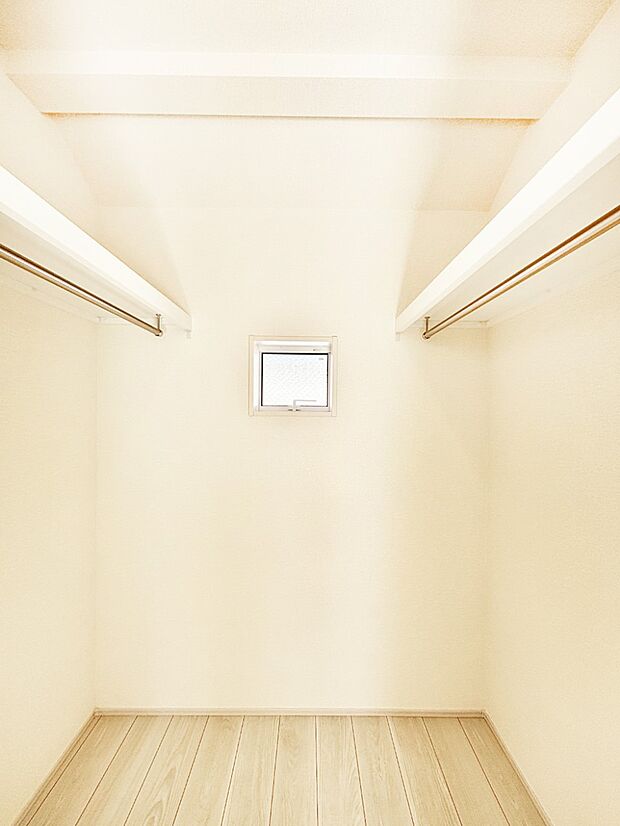 【ウォークインクローゼット】衣類をハンガーに掛けたまま収納できるWIC。衣類の整理整頓がしやすくて便利です!