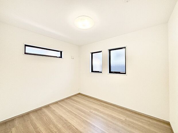 【寝室】使いやすい形でベットや家具の置き方にも困ることもありません。