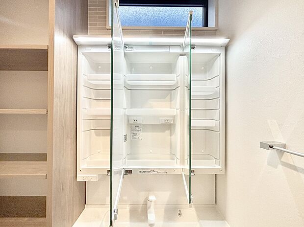 【三面鏡裏収納】三面鏡の裏に、化粧品や衛生用品などを収納可能。洗面台をすっきりと保ちます!