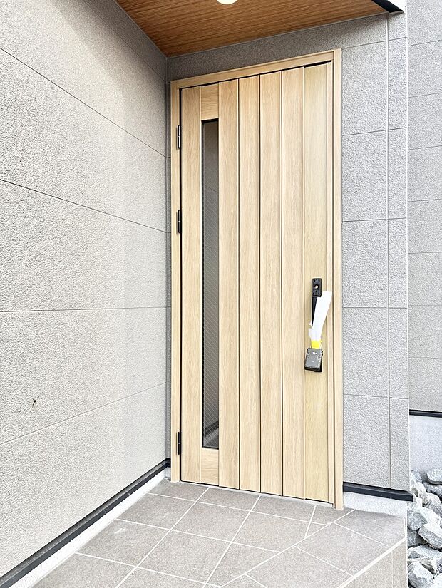 【玄関】住まいの顔を演出する、玄関ドア。