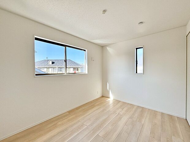 【寝室】2面採光なので、明るく風通しも良く心地良い生活が送れます。