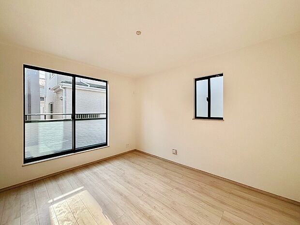 【寝室】明るいバルコニーサイドに洋室を設置。目覚めの良い寝室に。