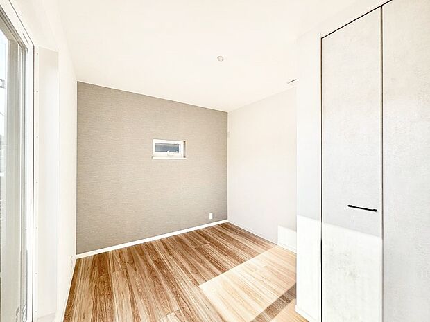 【洋室】アクセントクロスがお部屋全体を明るい印象にしてくれますね。