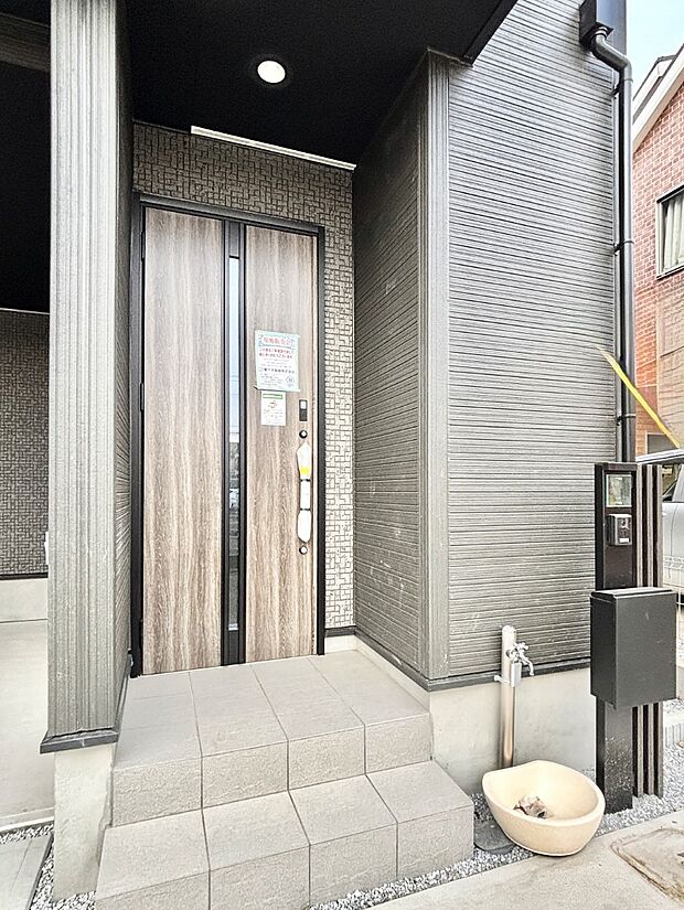 【玄関】大切な家族、来客を出迎える玄関。